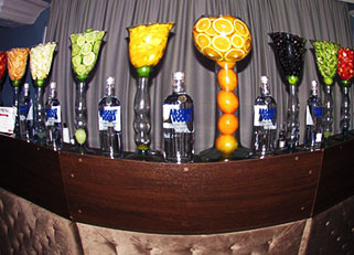 barmans com ilha de caipirinhas